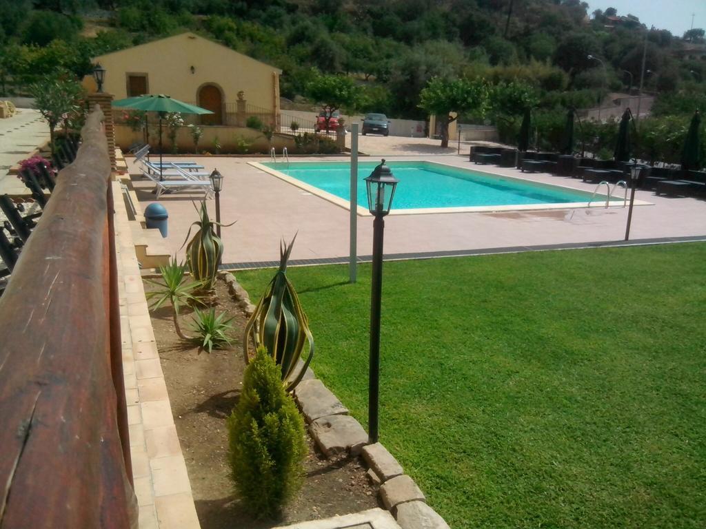 Hostal Patitiri Santa Teresa Di Riva Exterior foto