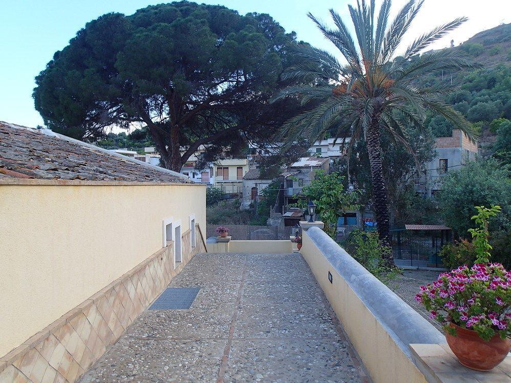 Hostal Patitiri Santa Teresa Di Riva Exterior foto