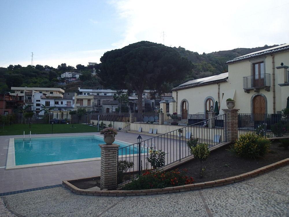 Hostal Patitiri Santa Teresa Di Riva Exterior foto