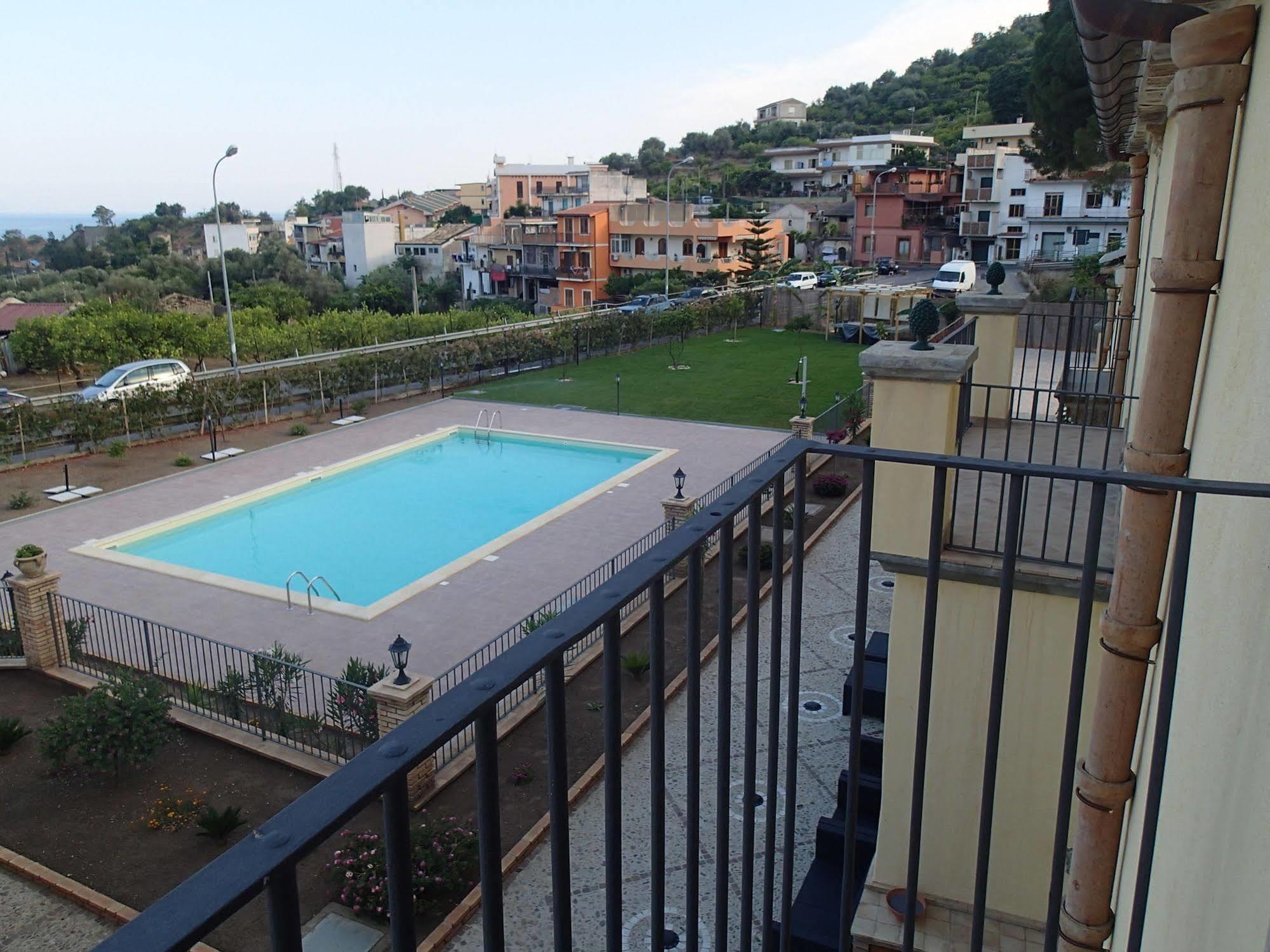 Hostal Patitiri Santa Teresa Di Riva Exterior foto