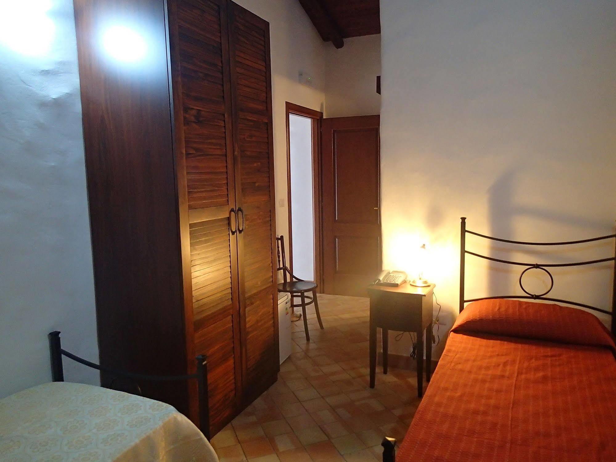 Hostal Patitiri Santa Teresa Di Riva Exterior foto
