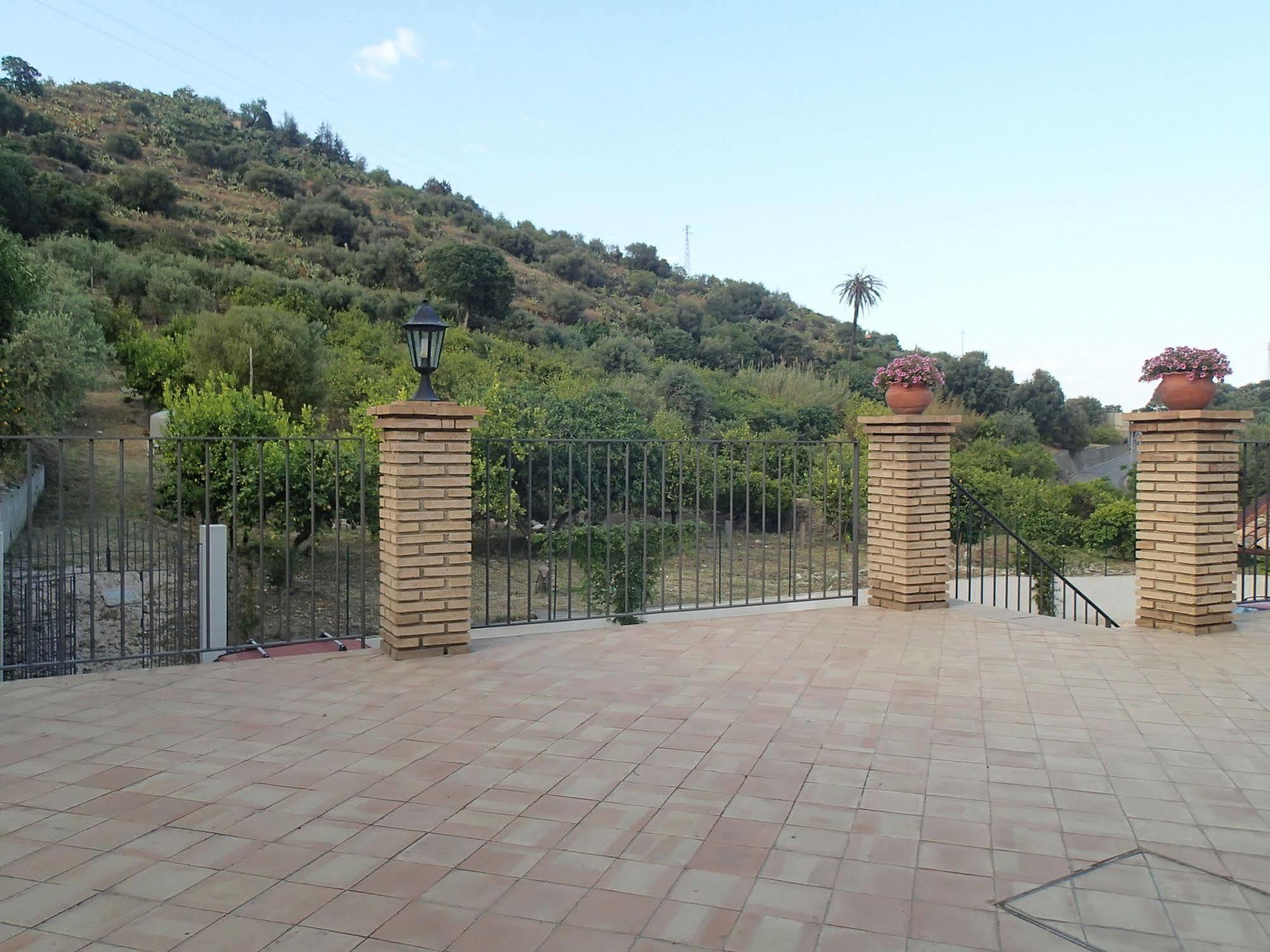 Hostal Patitiri Santa Teresa Di Riva Exterior foto